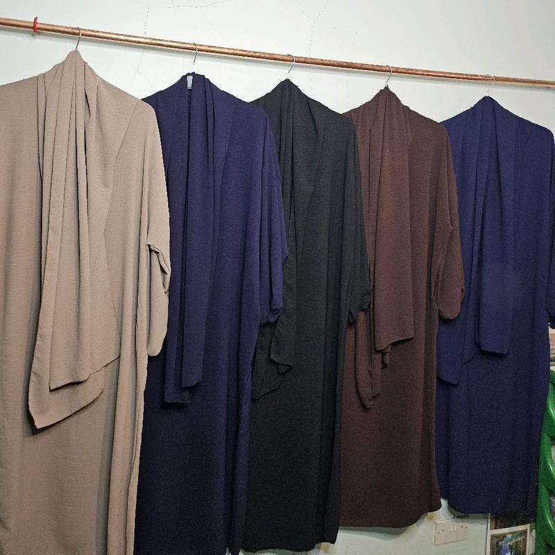 ladies nide fabric abayas with attach scarlf and both side pockets size 10/18 1