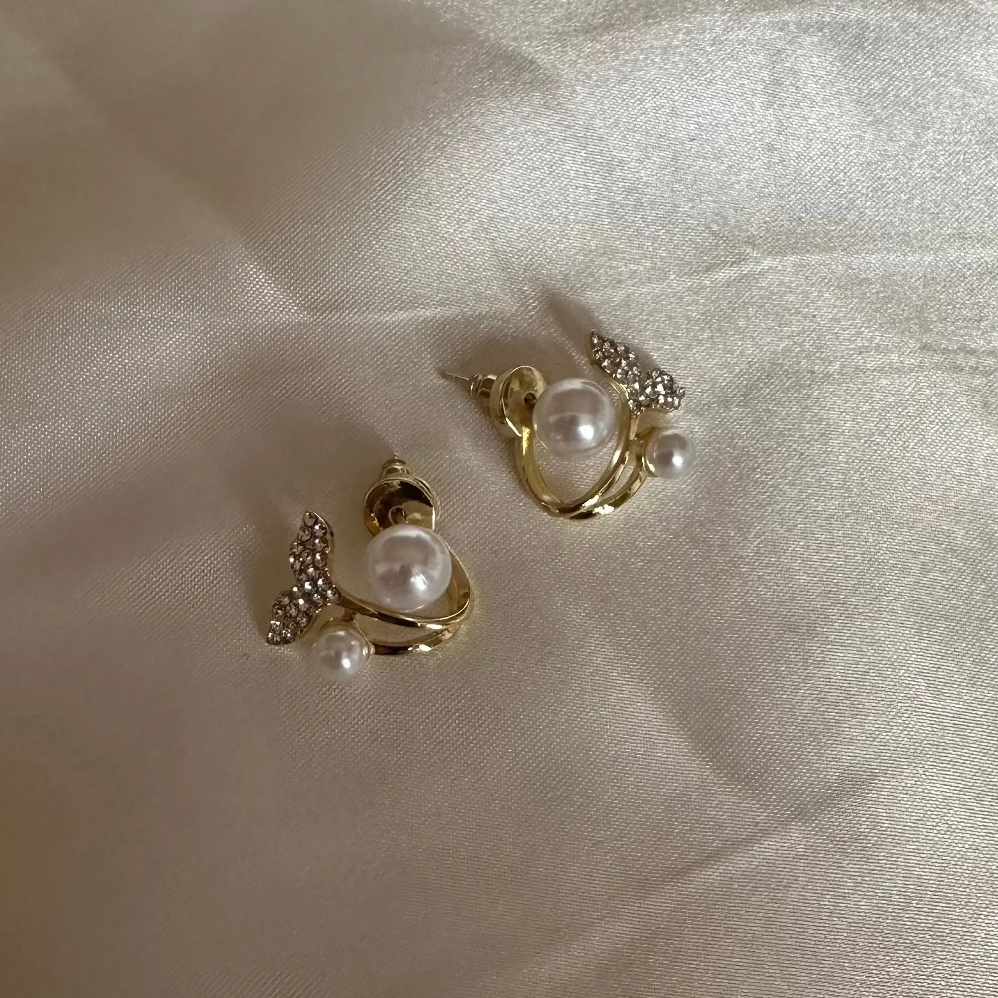 Fishtail Pearl Earring