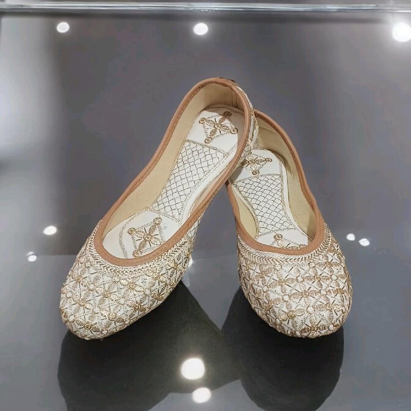 White Punjabi Jutti for Women - Traditional Design 2