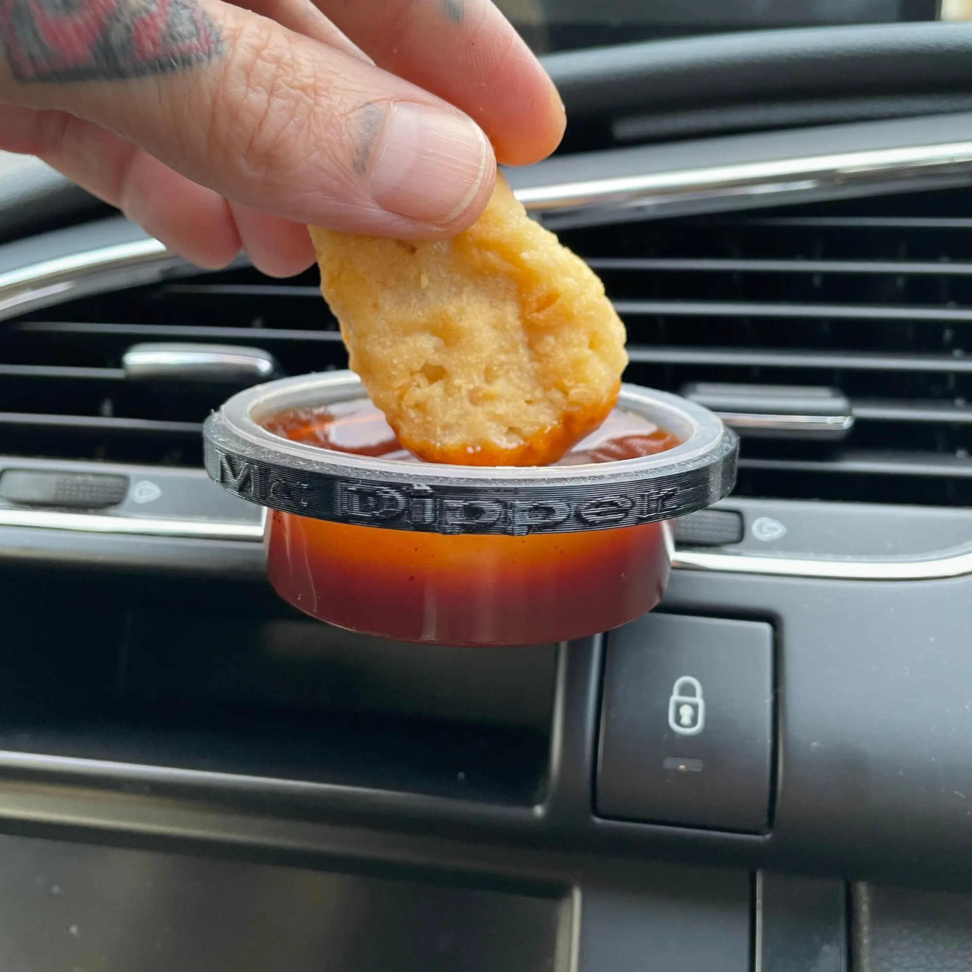 McDipper in-car sauce holder  Mount - Mc Dipper Ketchup Sauce Dip Clip Car Vent Mount - Car accessories