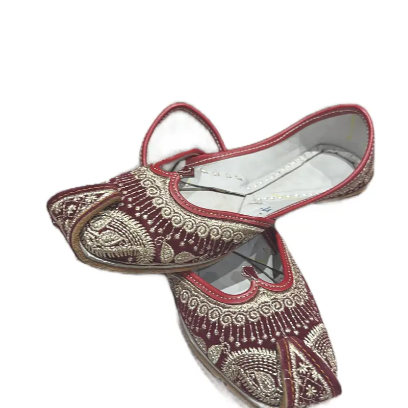 Women’s white and red Punjabi zurri jutti 2