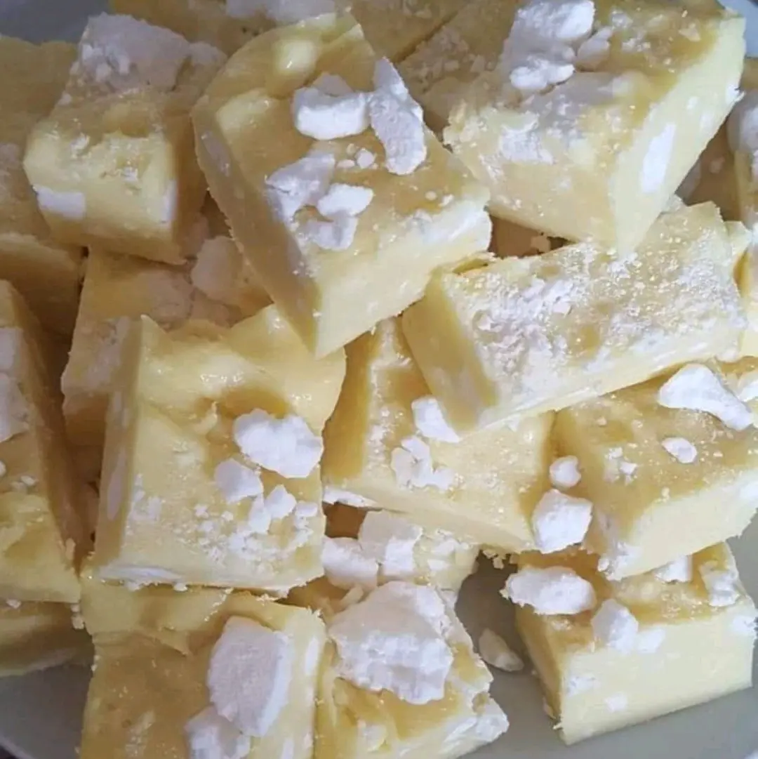 creamy lemon meringue fudge approx 150g snack bag