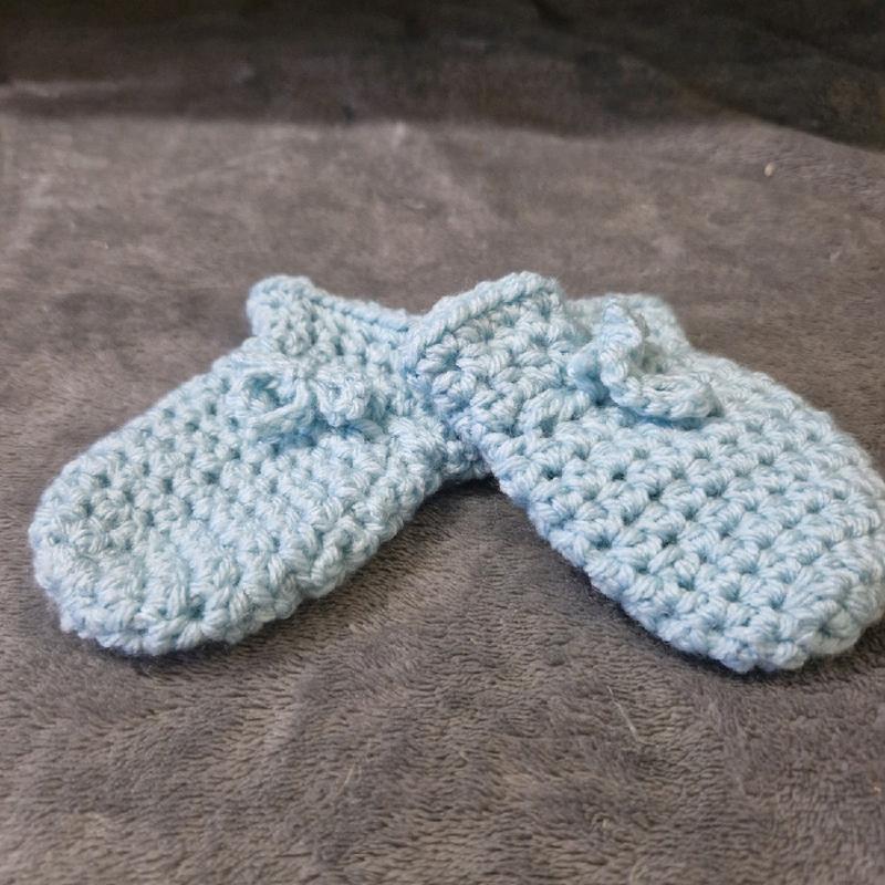 Crochet newborn scratch mittens in various colours 1