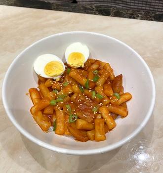 Product Review of bibigo Variety Cup Bundle Tteokbokki Rice Cake - x2 Cups, SWEET & Spicy Sauce 125g x1, HOT & Spicy Sauce 125g x1 - Authentic Korean Street Food Instant Chewy Snack Topokki Tteokbokki toppoki from m**h 0