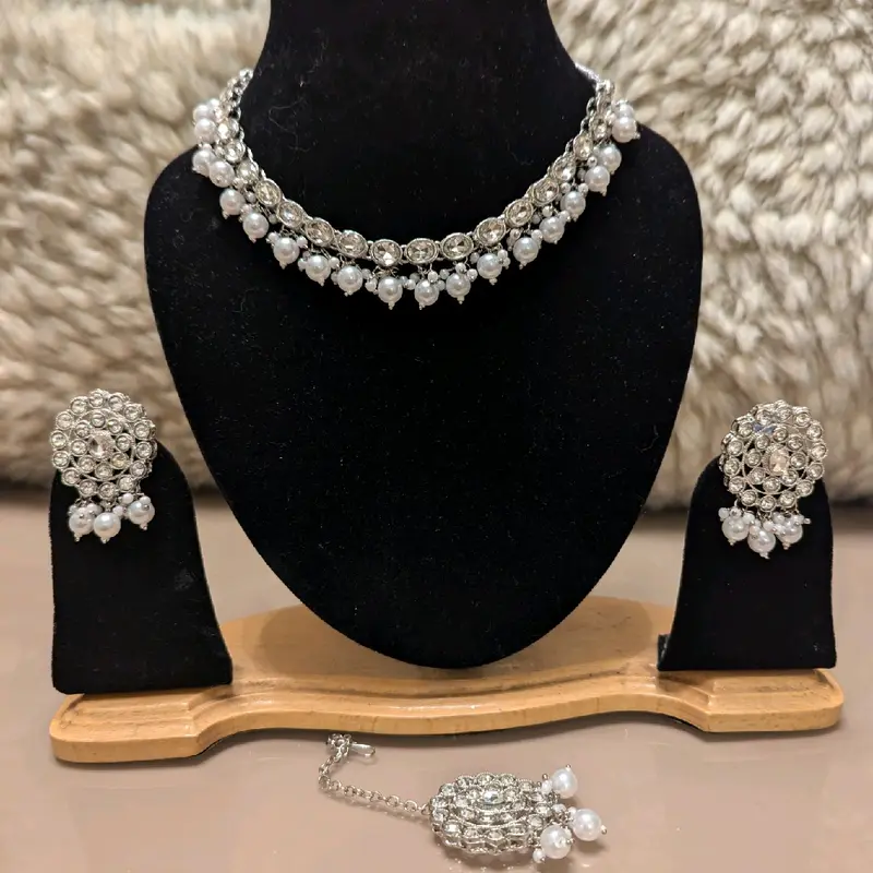 Beautiful Neckline and Studs Earrings Jewellery Tikka Set for Women 1