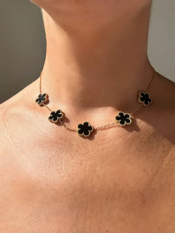 MOTIF SHORT NECKLACE IN BLACK 0