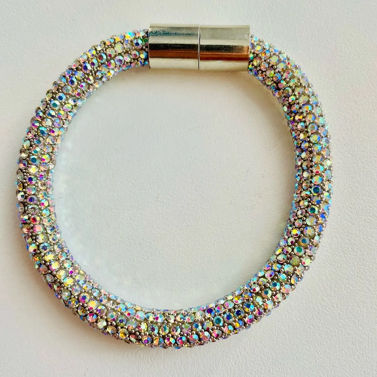 Iridescent rope bracelet with magnetic fastening. bracelets