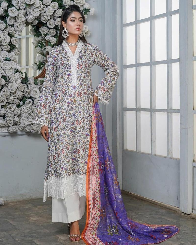 Product Introduction of Munira lawn suits Dress 16