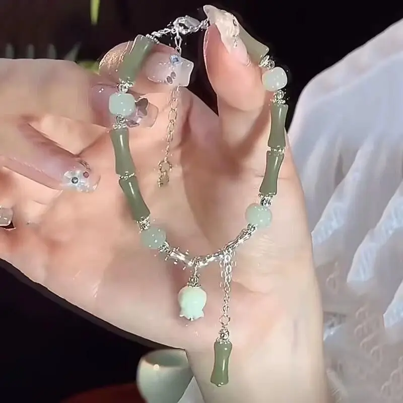 Elegant bracelet accessories are the first choice for matching clothes