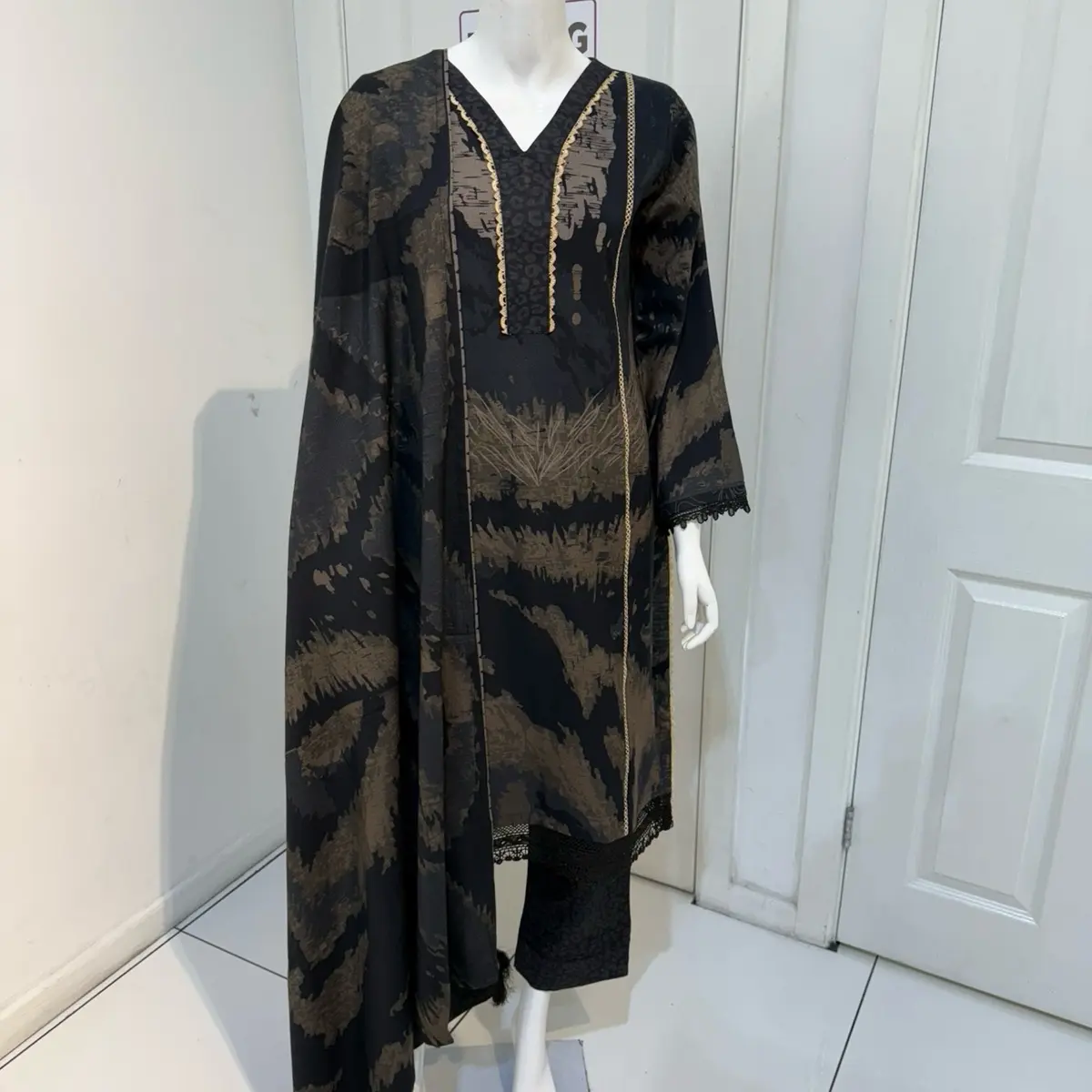 Casual we womenswear- 3pc Printed Dhanak Suit with printed shawl Comfortable