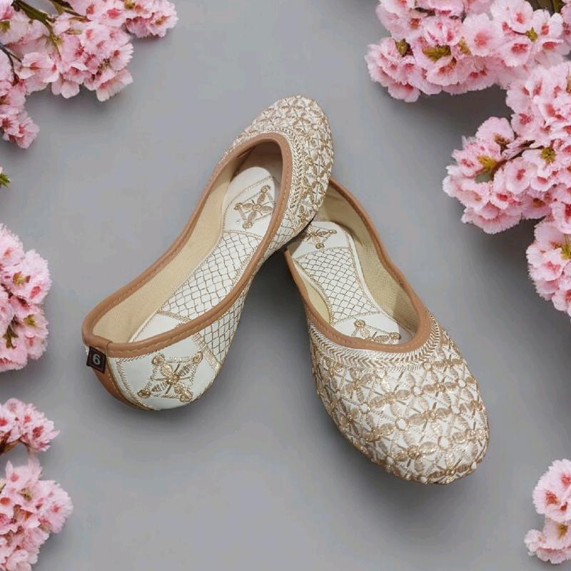 White Punjabi Jutti for Women - Traditional Design 3