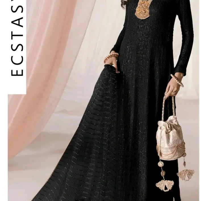 Nilofer Shahid outfit