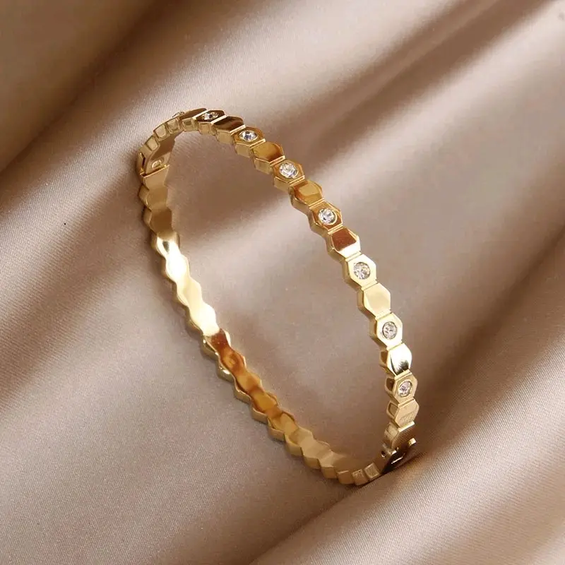 Ava Bangle