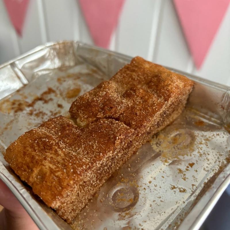 Cinnamon Doughnut Blondie Tray - White Chocolate Blondie Rolled in Cinnamon Sugar - 18x11cm 5