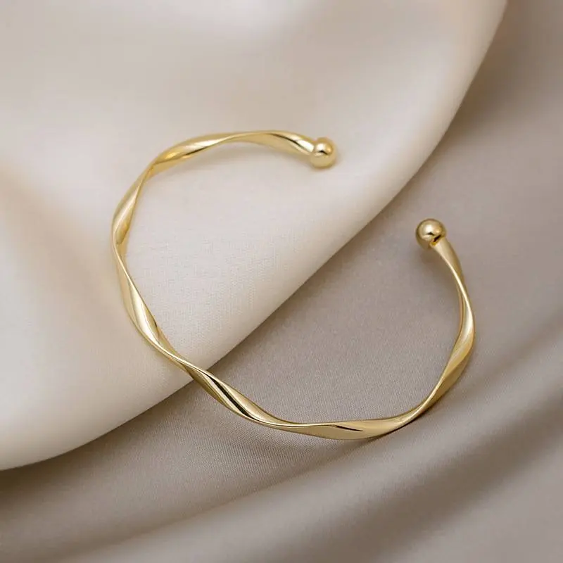 Twisted Elegant Bangle which is adjustable 16-23CM