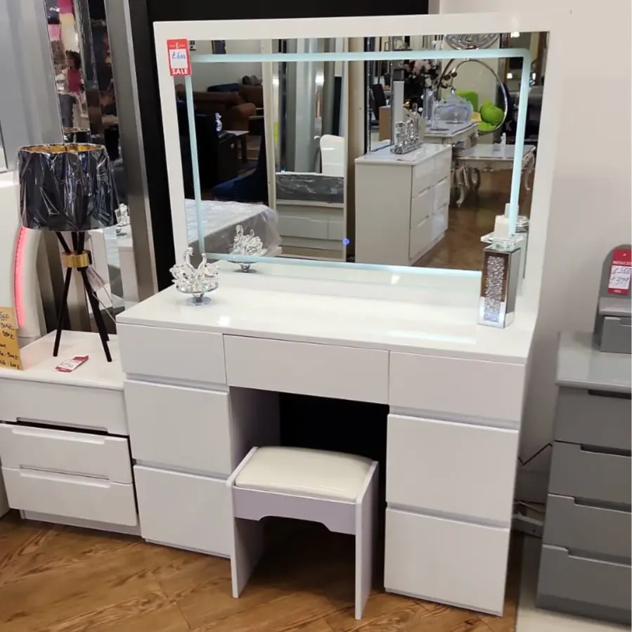 NEW GLOSS DRESSING TABLE / VANITY TABLE 120cm  WITH STOOL WITH ATTACHED LARGE MIRROR HAS LIGHTING INSIDE THE MIRROR WHICH CHANGES IN 3 SHADES + MATCHING STOOL