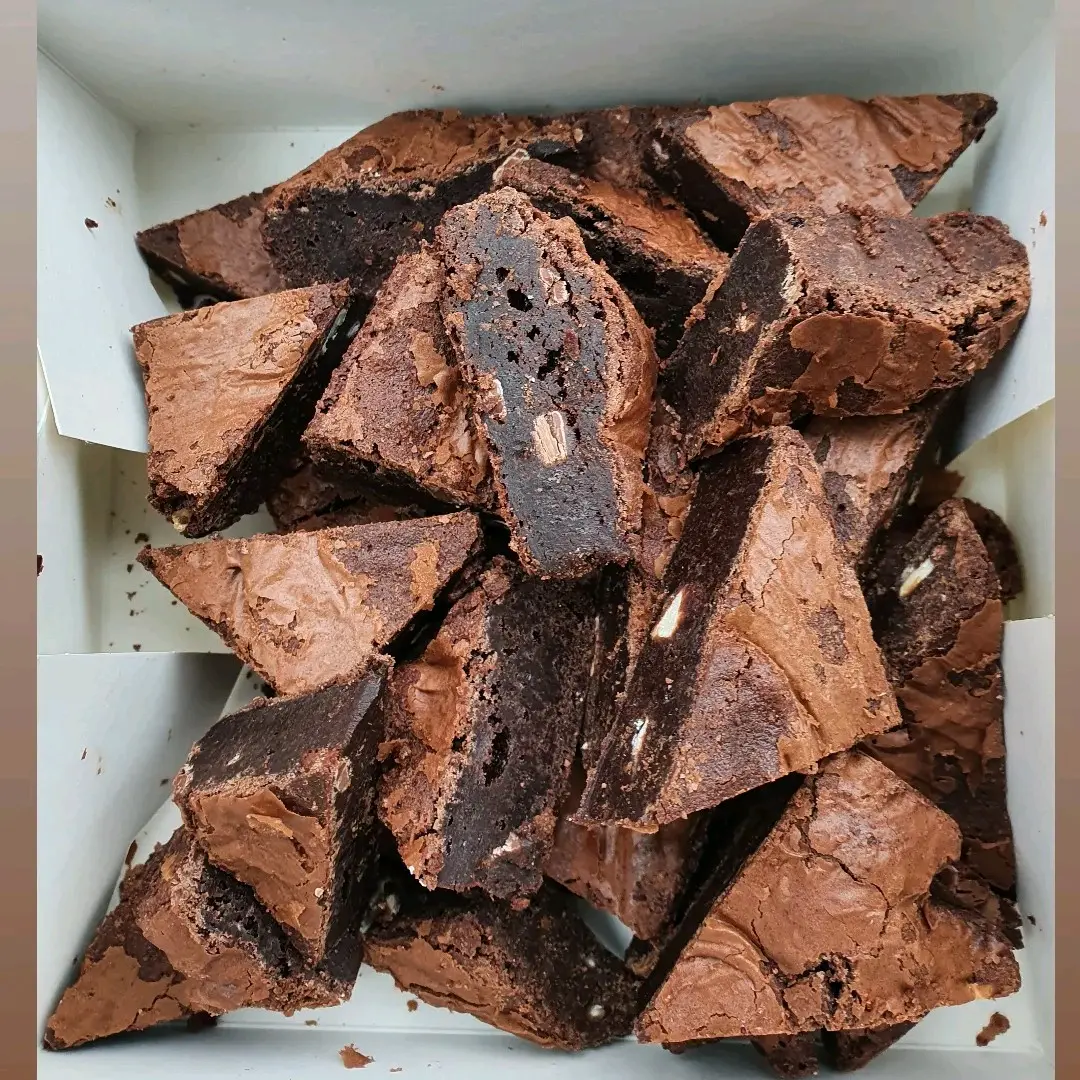 Indulgent Brownie Bites with Chocolate Chunks (16 pcs) - Dessert, Cake