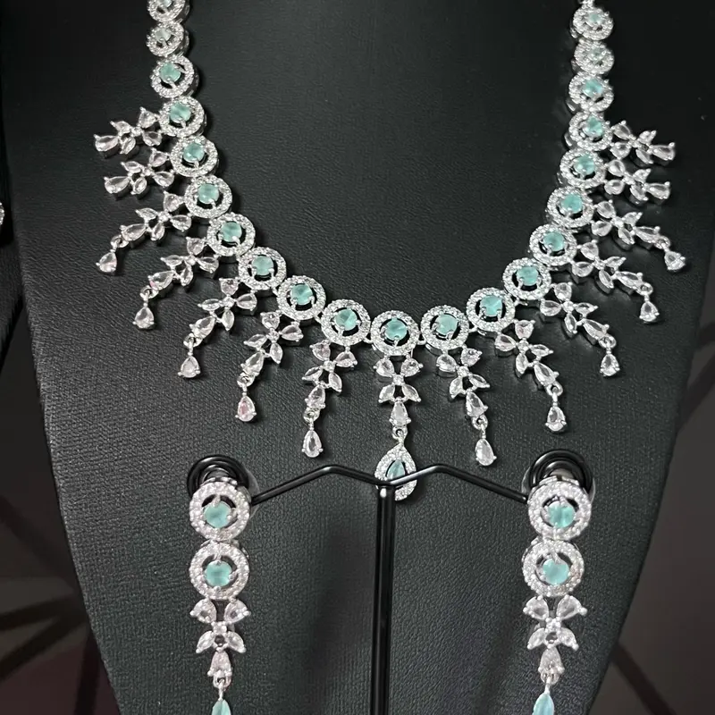 Elegant American diamond necklace with matching earrings 1