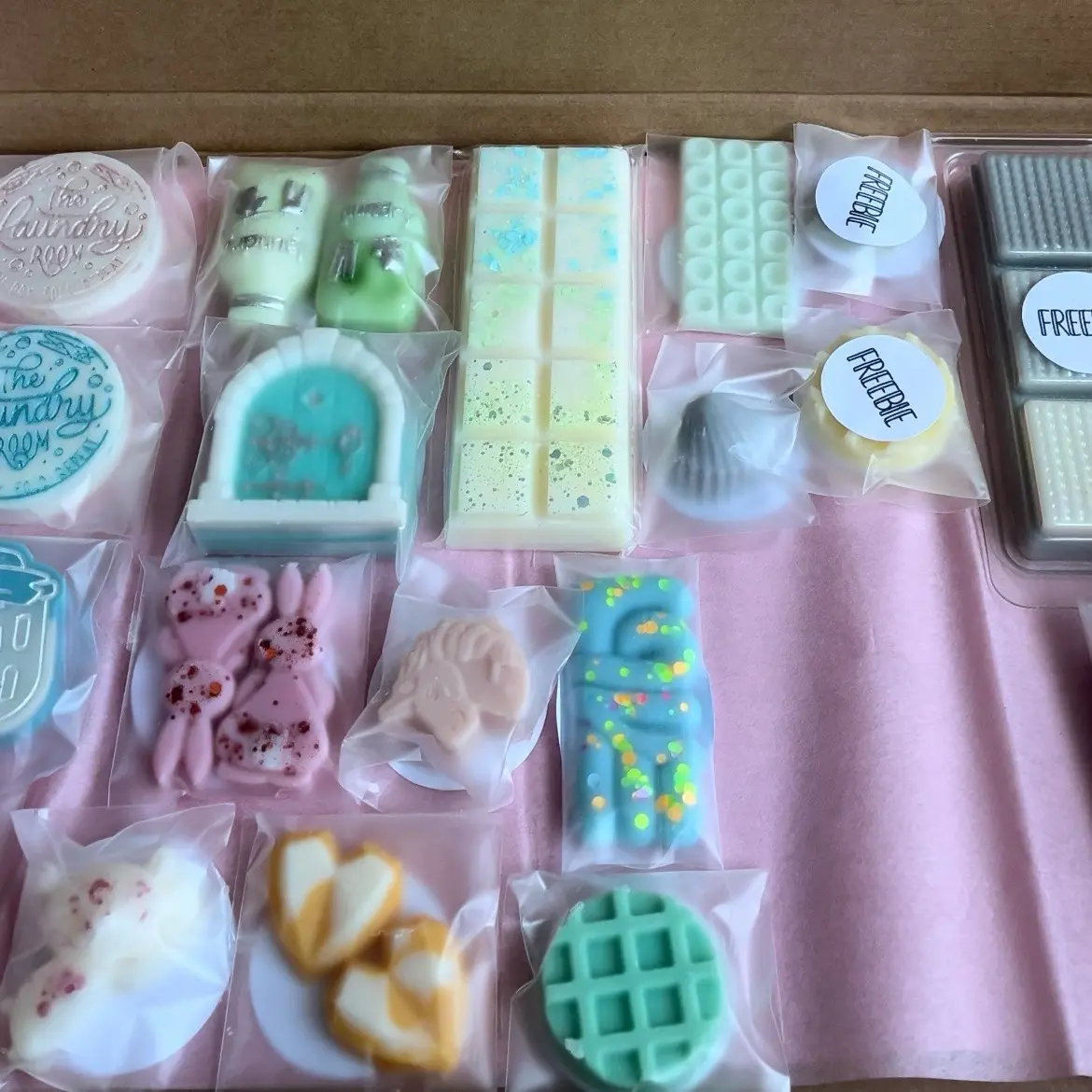 Wax Melt Mystery Bargain Box (guaranteed snap bar). Highly scented and long lasting wax melts.