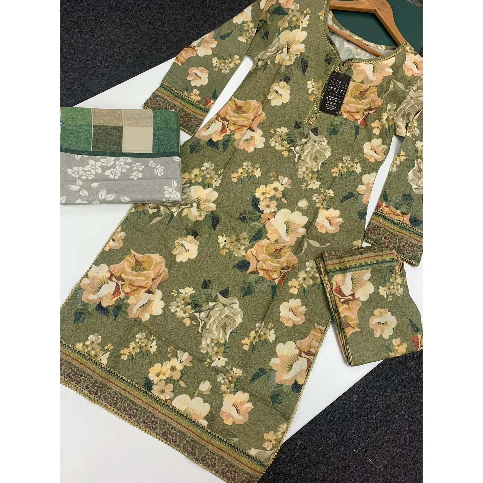 ROSHNI Embroidered Dhanak 3pc Readymade | HL376