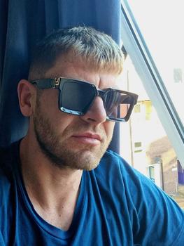 Product Review of 1 Pair Simple Rivet Sunglasses For Everyday Use, Summer Square Frame Fashion Sunglasses, Travel Accessories from E**s P** 0