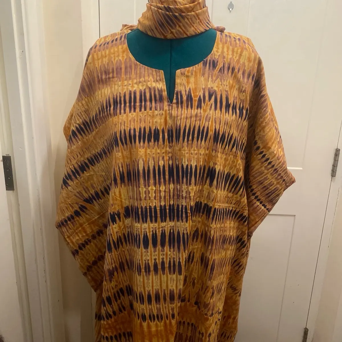 Strike over fire design boubou with simple round neck. Scarf included