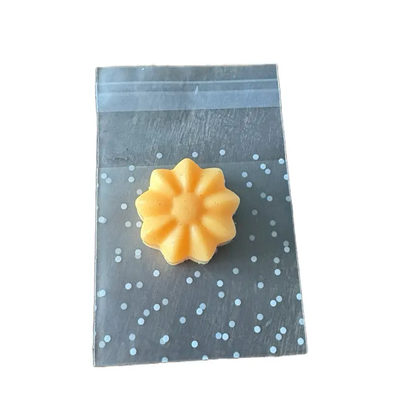 Handcrafted Daisy wax melt (style may vary)