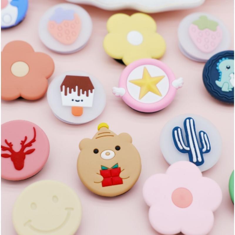 (Giveaway) 1 cartoon bear silicone phone holder Sticky desktop phone holder Soft silicone folding phone grip 7
